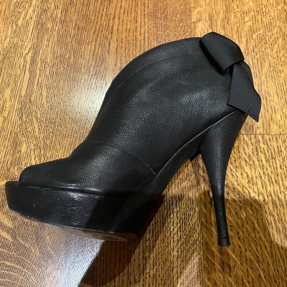 Vera Wang- peep toe heels with bow in back Size 7 - Picture 6 of 13